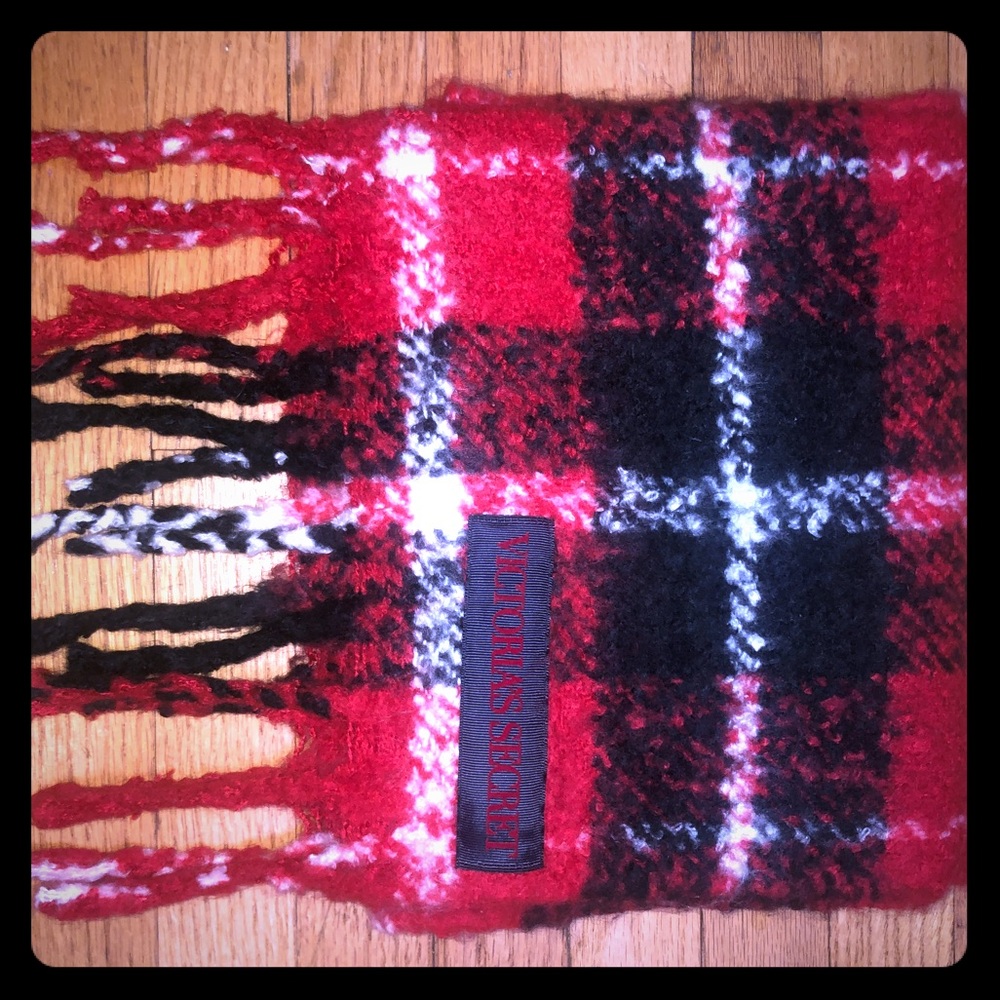 Victoria’s Secret Plush Plaid Scarf!